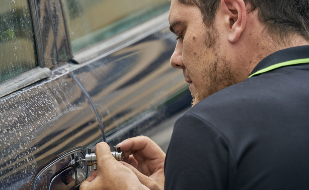 can a locksmith fix a broken car key