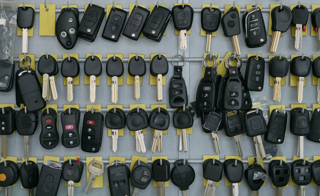 can a locksmith fix a broken car key