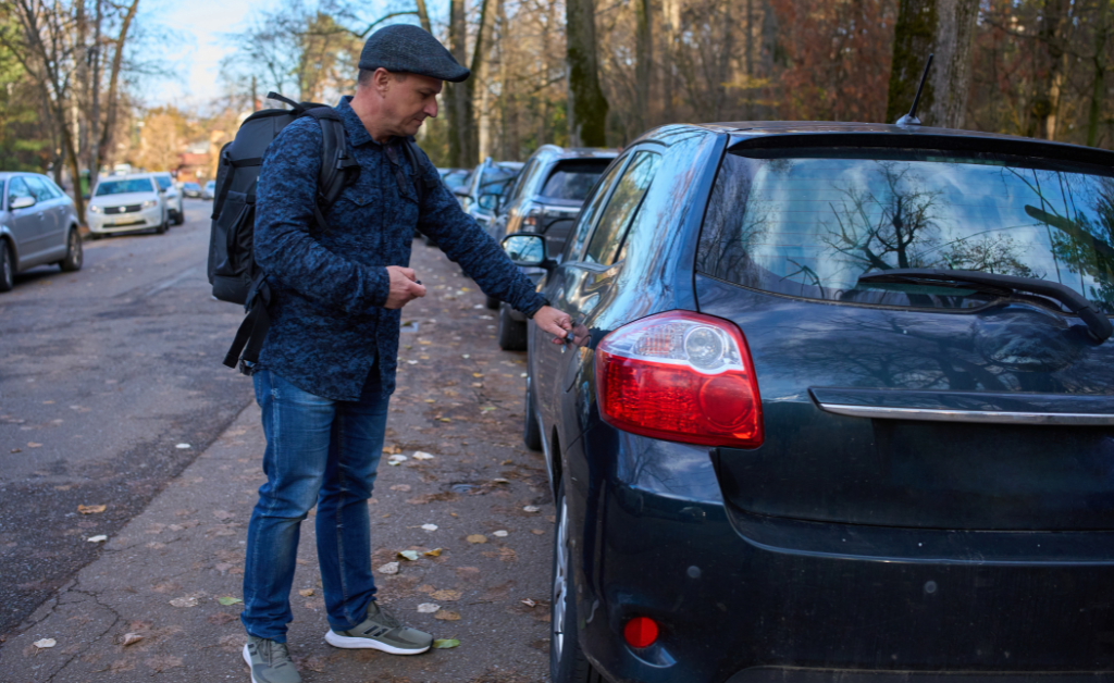 how to unlock your car without damaging it